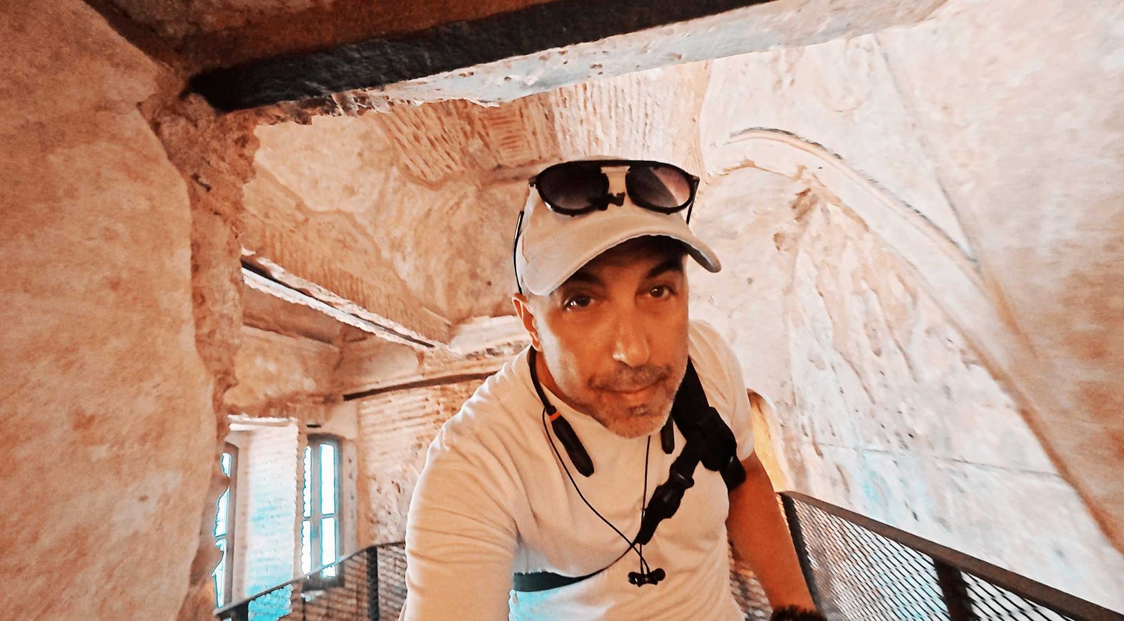 Haliç Sanat 2’de alçak kapıdan geçen ziyaretçi