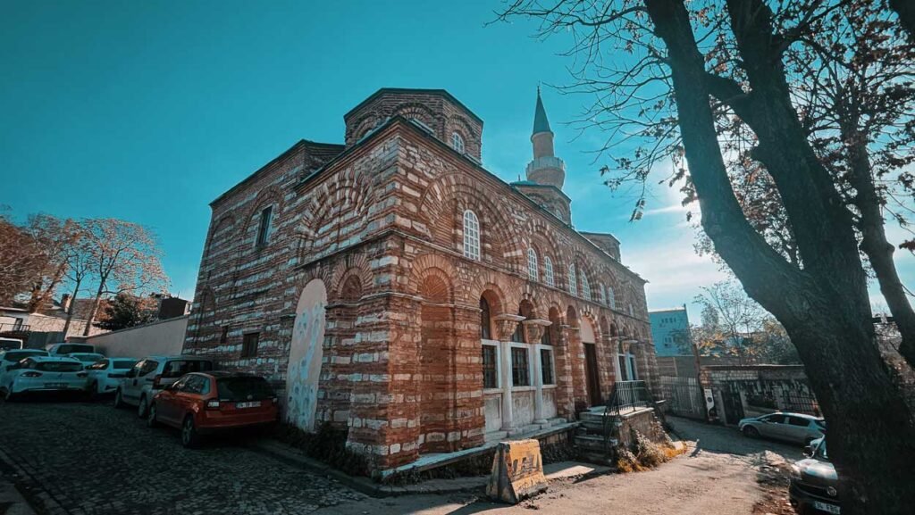 Süleymaniye eteklerinde, Küçükpazar semti sırtlarında, yüzyıllara meydan okuyan ve tüm ihtişamıyla ayakta duran Molla Gürani Camii - (Aziz Teodoros Kilisesi) - Vefa Kilise Camii