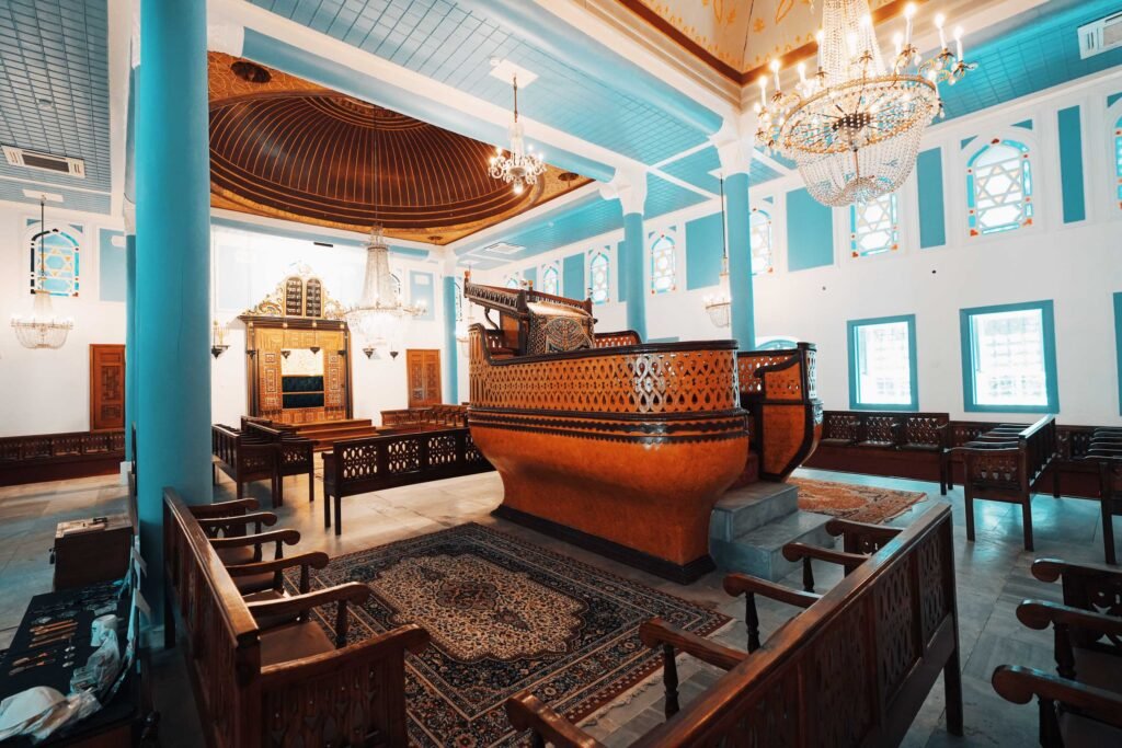 Ahrida Sinagogu'nun gemi şeklindeki ahşap Teva kürsüsü